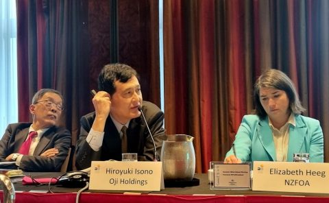 New York ICFPA 2 Above: Hiroyuki Isono from Oji Holdings and Elizabeth Heeg from the New Zealand Forest Owners’ Association at the ACSFI Forum