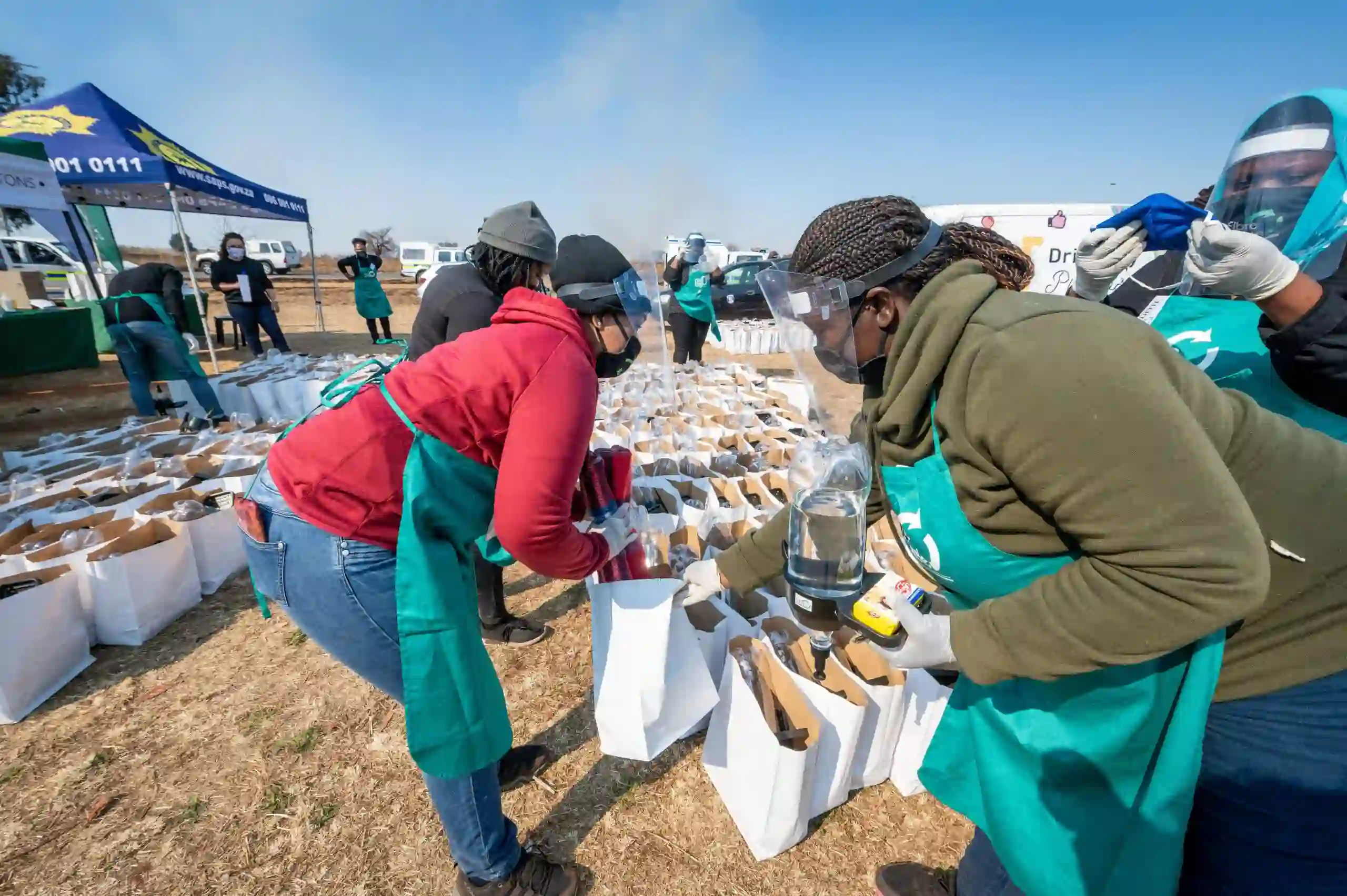 volunteers_packing_relief_bags From 15 to 17 July, 1 500 recycling collectors received care packs as part of a Mandela Day initiative by the South African paper and paper packaging sector.