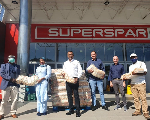 superspar team distributing food packs