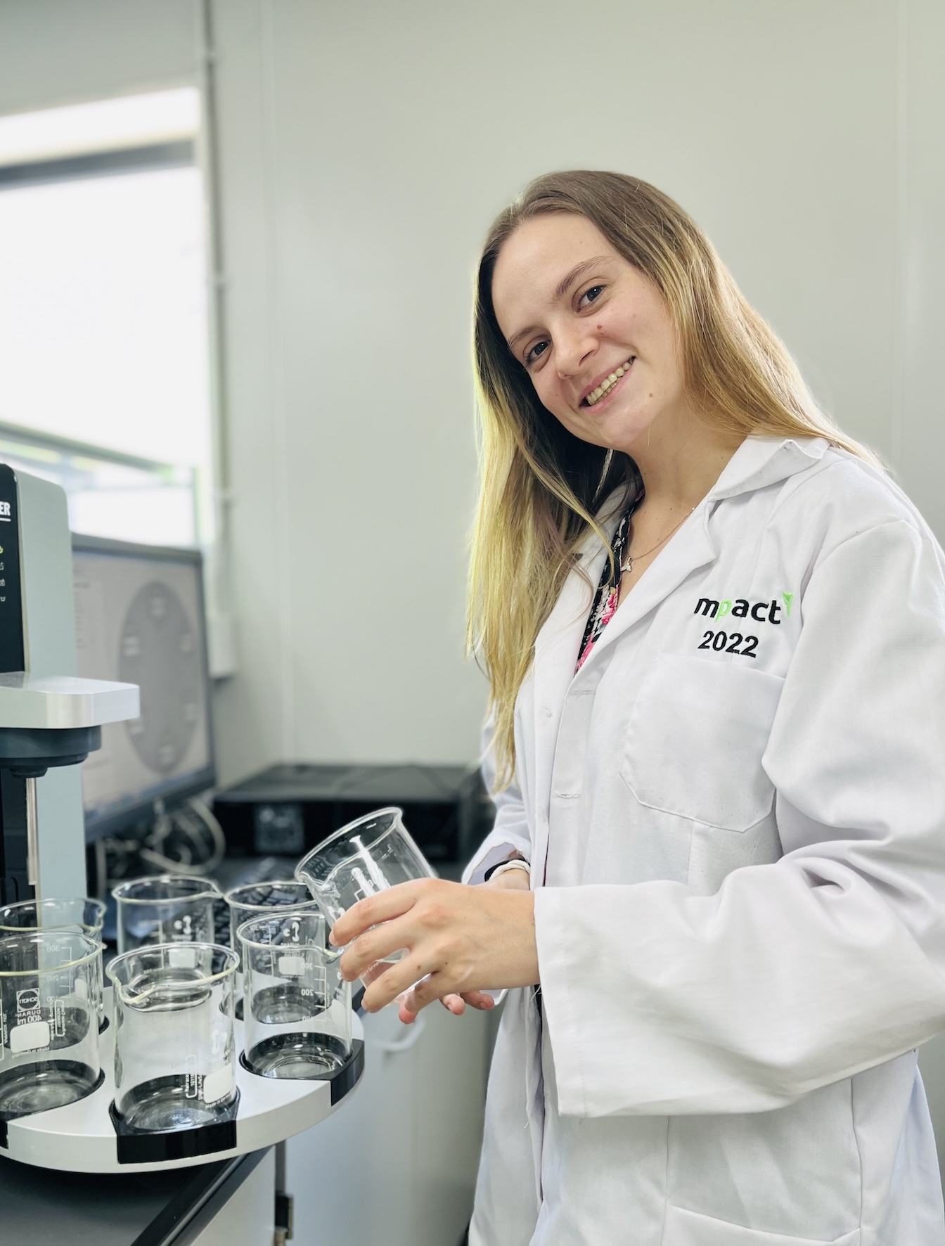 Kelly Campbell, a chemical engineering graduate completing her MEng at Stellenbosch University, is exploring how food waste can be converted into ethanol through fermentation. Her research aims to divert organic waste from landfill while producing a high-value product with applications in the chemical and transport sectors.