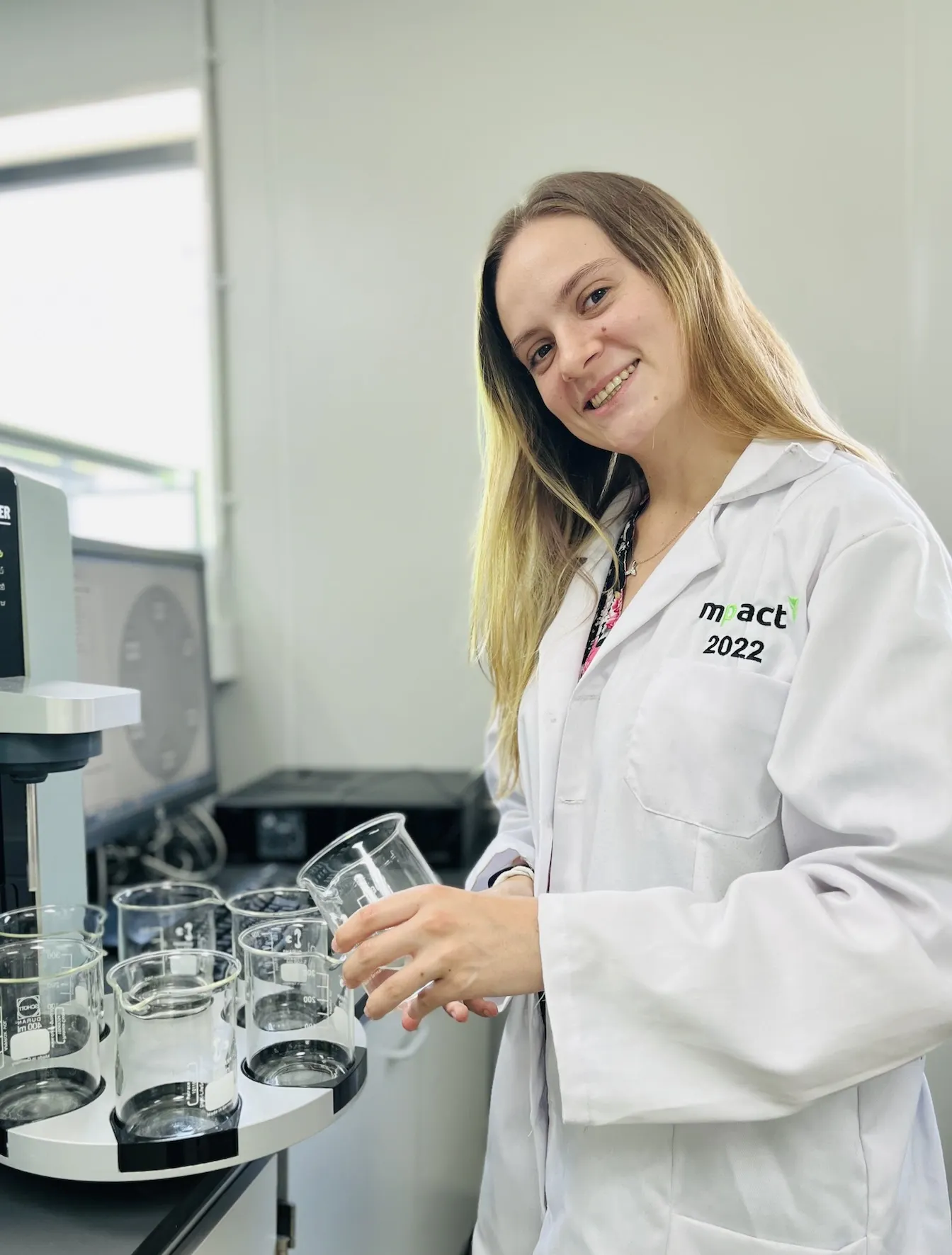 Kelly Campbell, a chemical engineering graduate completing her MEng at Stellenbosch University, is exploring how food waste can be converted into ethanol through fermentation. Her research aims to divert organic waste from landfill while producing a high-value product with applications in the chemical and transport sectors.